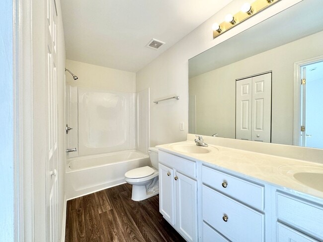 Building Photo - Charming 2 Bedroom Townhome in Chelsea Commons