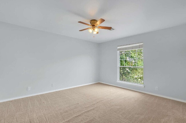 Building Photo - "Spacious 6-Bedroom Haven with 4 Full Baths and Hot Tub!"