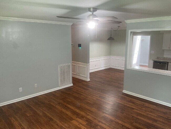 Building Photo - "Charming 3-Bedroom Haven with 2 Full Bath...