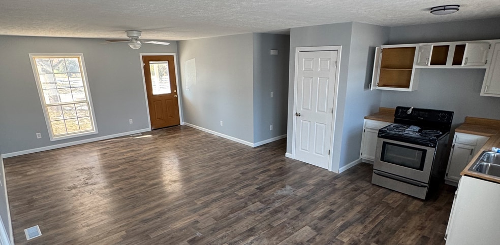 Building Photo - 1211 Redbud St