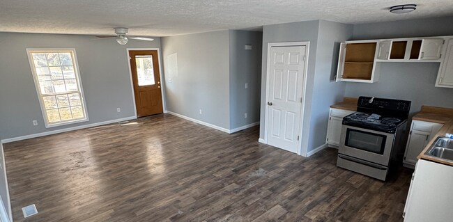 Building Photo - 1211 Redbud St