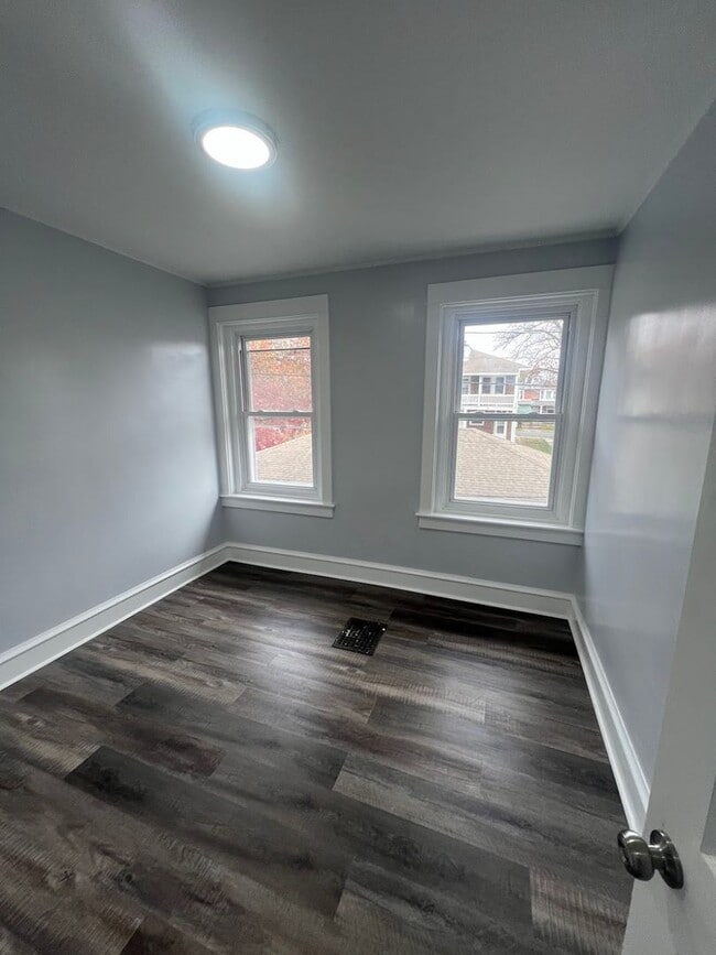 Building Photo - Newly Renovated 3 Bedroom Home