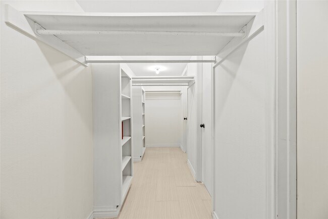 Building Photo - 201 Vanderpool Ln