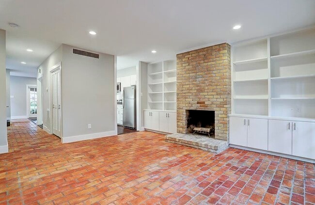 Building Photo - 2328 Wroxton Rd