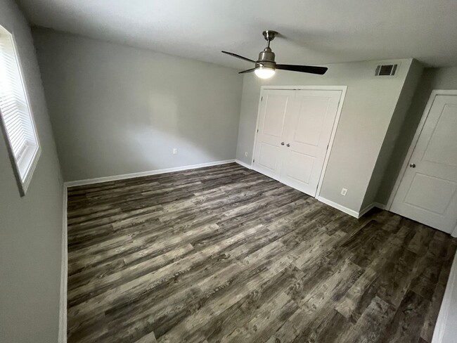 Building Photo - 5913 Lone Oak Dr SW