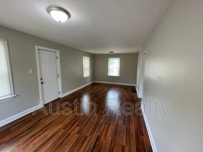 Building Photo - 1551 N Hanley Rd