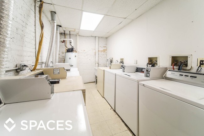 Building Photo - 917 W Dakin St