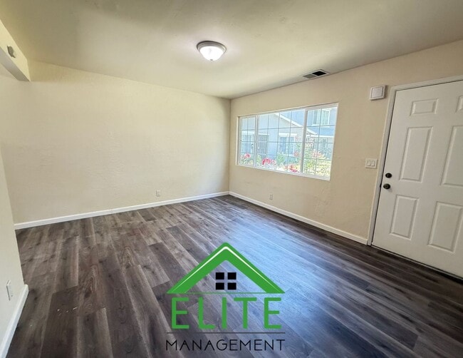 Building Photo - Charming and Updated Townhome in the Heart...