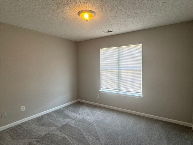 Building Photo - 4044 Robin Cir