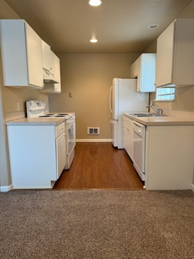 Building Photo - Great 2bed/2bath with tons of storage