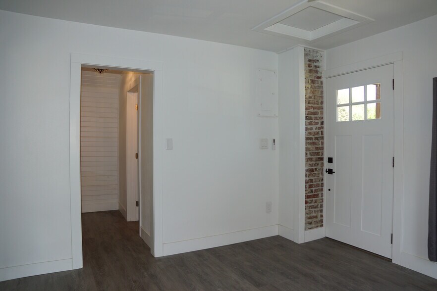 Entry - 816 Carroll Ave