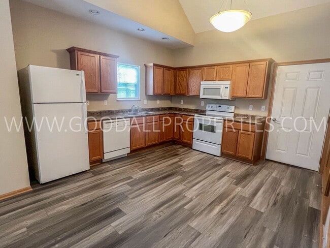 Building Photo - 3 Bedroom Townhome in Urbandale