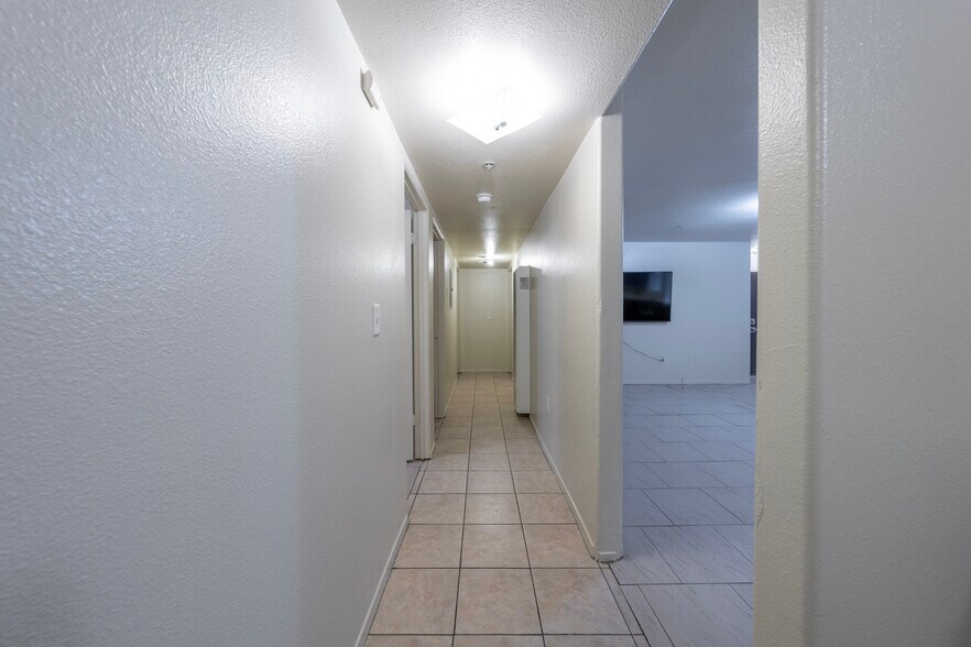 Building Photo - 5231 Huntington Dr N