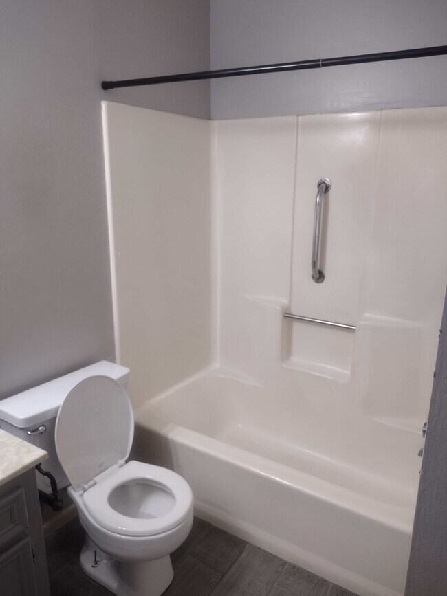 Building Photo - 529 Broad St