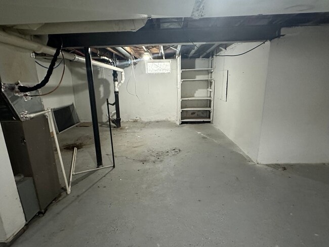 Building Photo - CUTE 2 BEDROOM HOUSE WITH LARGE BACKYARD IN HAMILTON! QUIET STREET