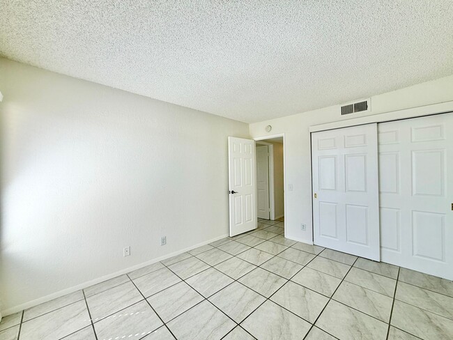 Building Photo - 433 Bradshaw E Ln