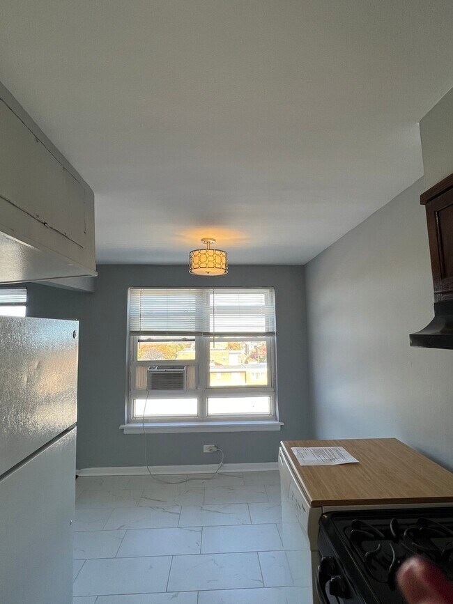 Building Photo - 5335 N California Ave