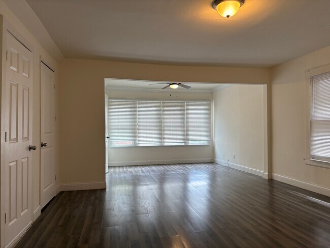 Building Photo - 4202 N Sacramento Ave