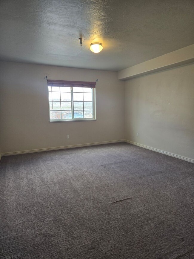 Building Photo - Pet Friendly 3 bedroom 2 Bath Condo