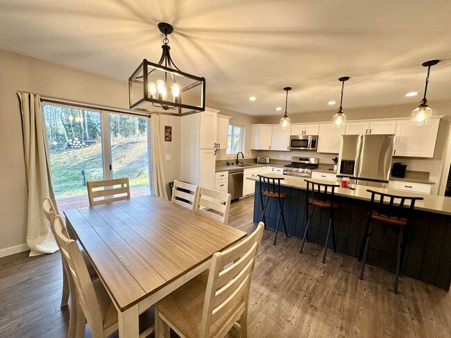 Building Photo - 748 Cahill Ln