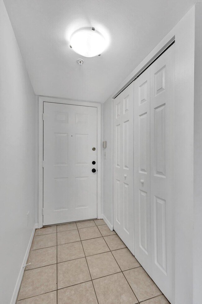 Building Photo - 400 Crestwood Ct N