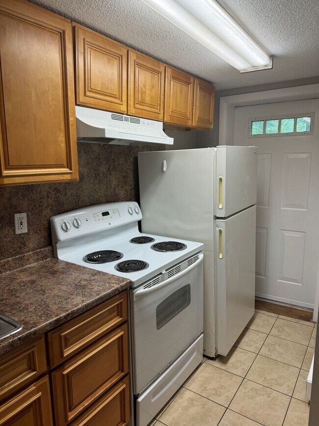 Building Photo - One bedroom Southwick Ma U-13