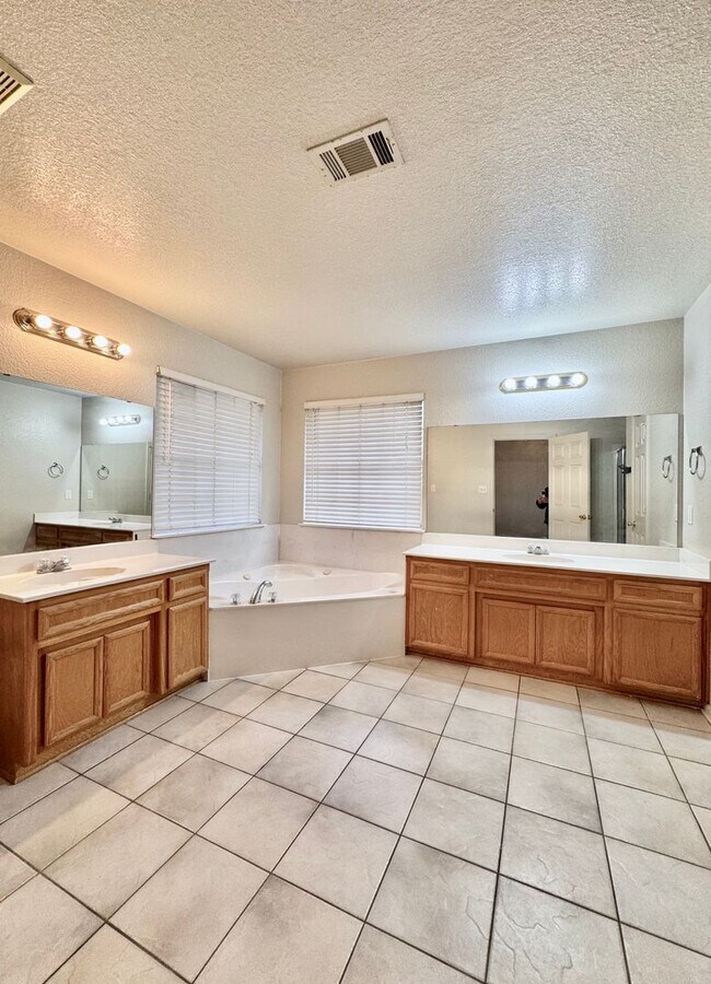 Building Photo - 3 Bedrooms, 2 Bath, 2 Car Garage, with private office conveniently located to multiple Fort Hood ...