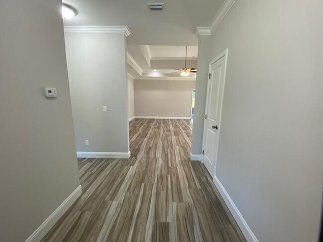 Building Photo - Spacious 3 Bedroom Home in Mary Esther!