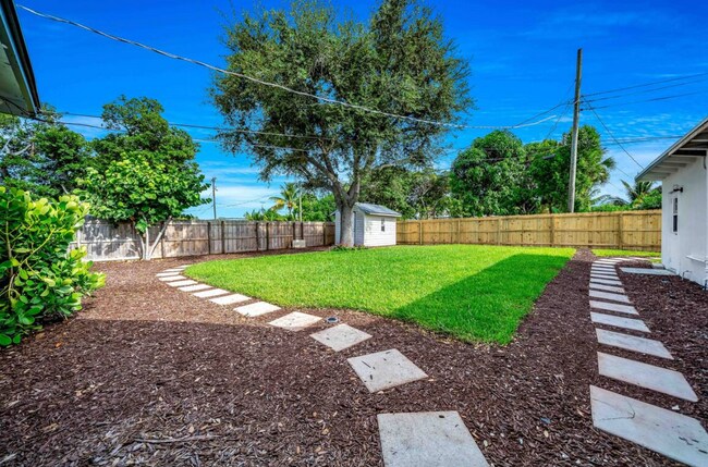 Building Photo - 140 SE 9th Ave