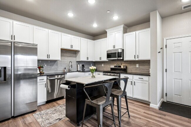 Building Photo - "Charming 2-Bed, 2-Bath Condo Retreat in Littleton - 870 Sq Ft of Cozy Elegance!"
