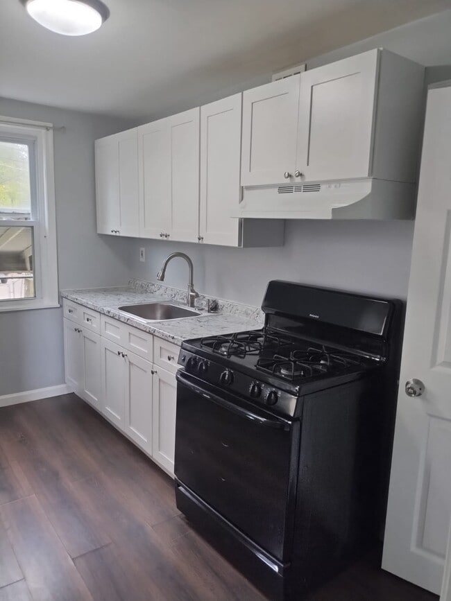 Building Photo - 2737 Bookert Dr