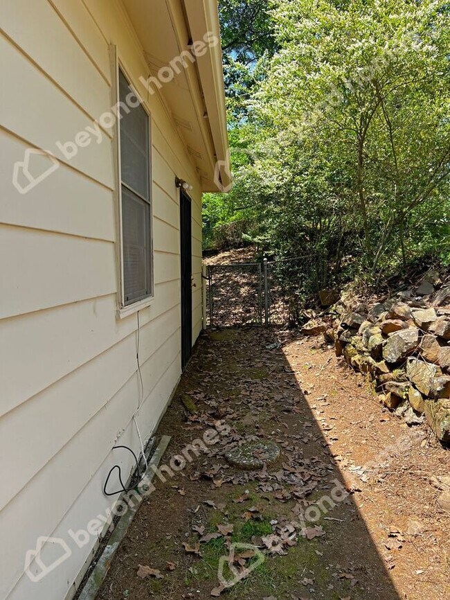 Building Photo - Beautiful and Modern 3 BD 1 BA with 1,196 ...