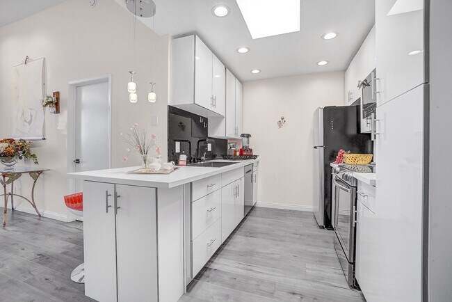 Building Photo - 4295 Vía Arbolada