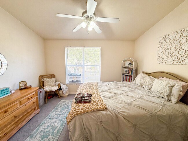 Building Photo - Victoria Station #141