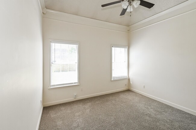 Building Photo - 6661 Collins Way Cove