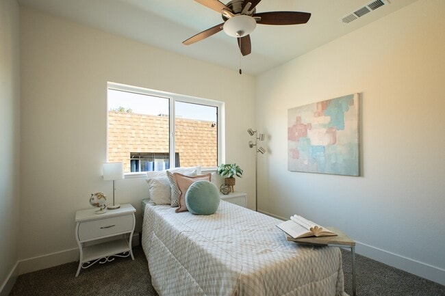 Building Photo - 916 N Olive Ave