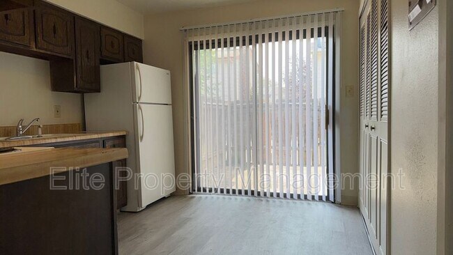 Building Photo - 25 Royal Crest Dr