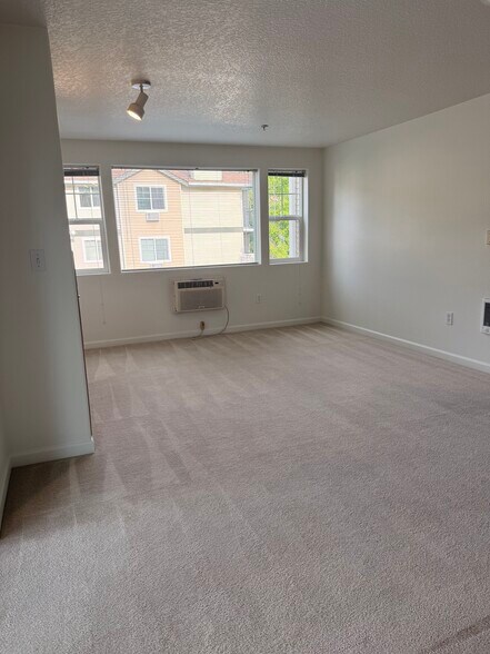 Building Photo - 770 NW 185th Ave