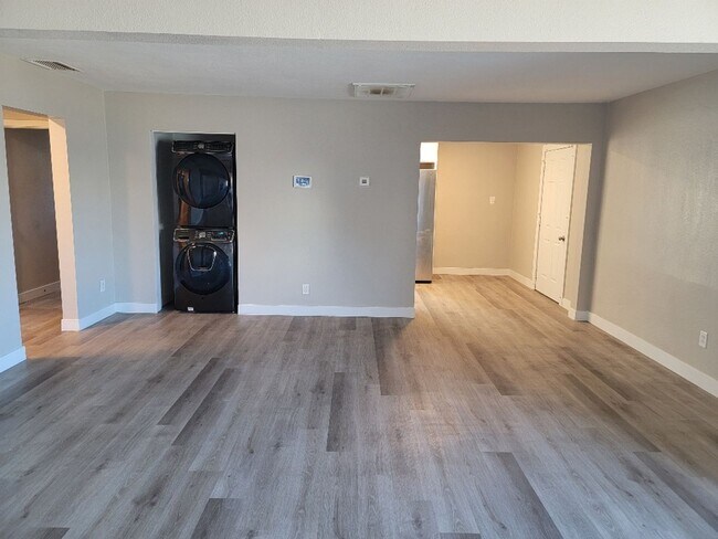 Building Photo - 3 BEDROOM**UPGRADES*CLOSE TO AREA SCHOOLS AND SHOPPING CENTERS*