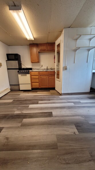 Building Photo - 1128 Hess Ave