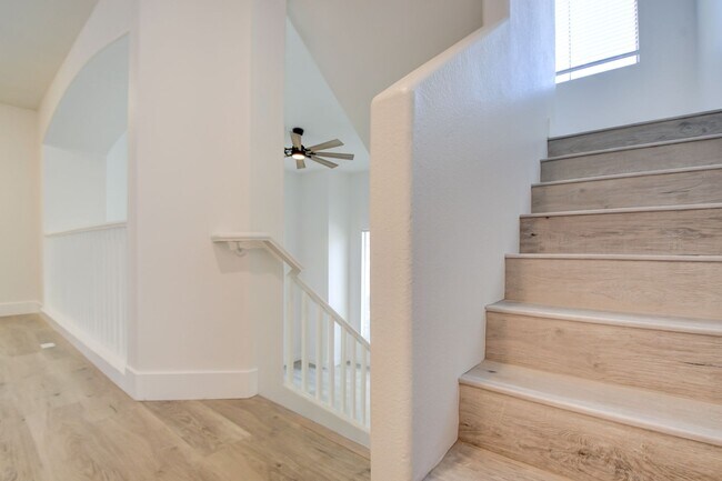 Building Photo - Gorgeous 3 bedroom 2.5 bathroom Townhome c...