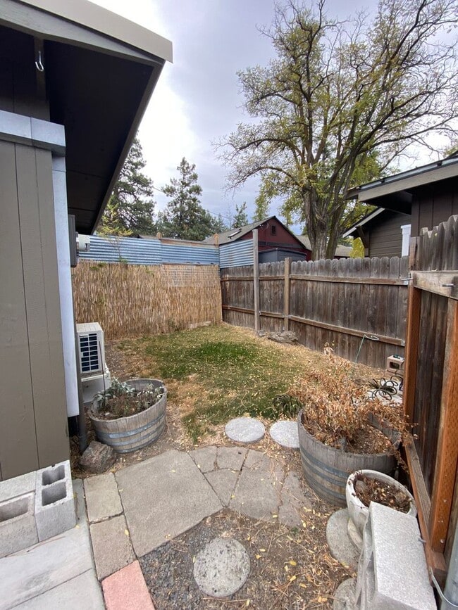 Building Photo - 716 NE Quimby Ave