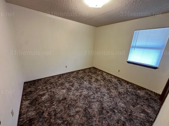 Building Photo - $750 - 2 bed 1 bath - Second floor Apartment
