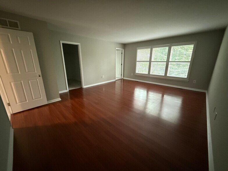 Primary Bedroom w/ walk-in closet & bathroom - 155 Weybridge Dr