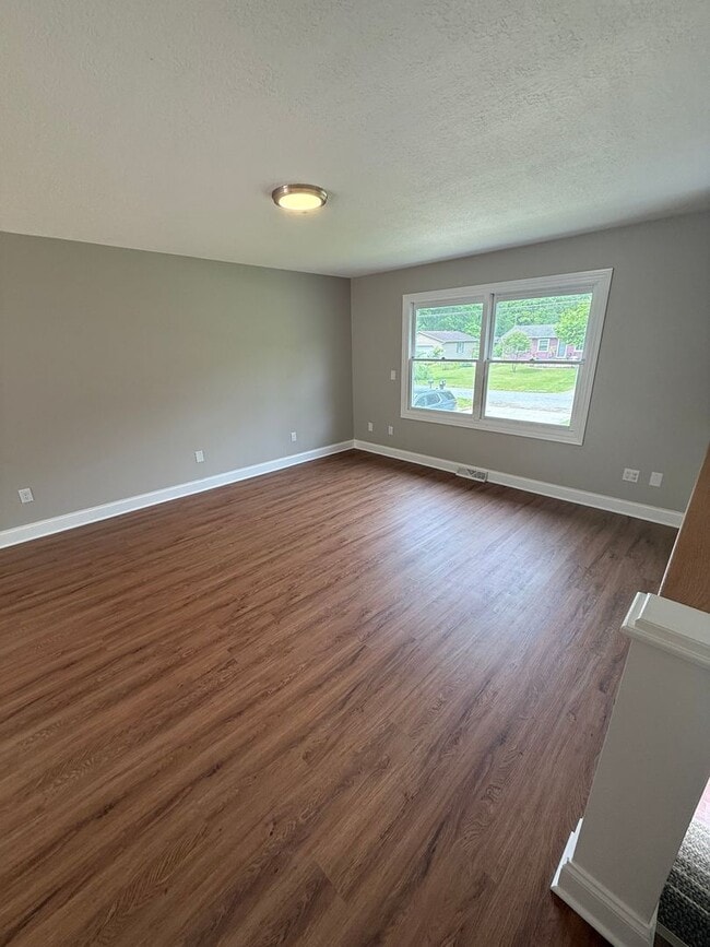 Building Photo - 4br, 2ba home with two large garages
