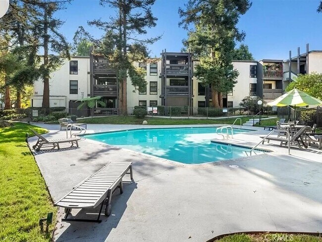 Building Photo - 1 Bedroom Condo within gated complex in Playa del Rey