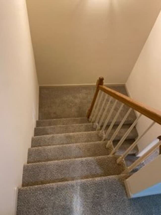 Building Photo - 418 Village Pl