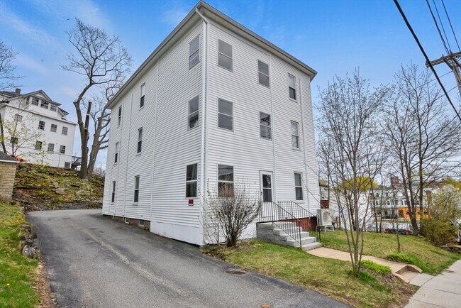 Building Photo - 27 Oak St