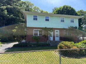 Building Photo - 5 B Van Dyke Rd