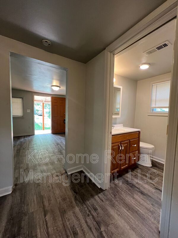 Building Photo - 805 S Logan Ave
